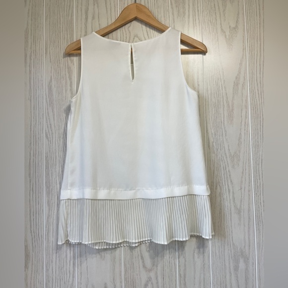 Ann Taylor White Pleated Sleeveless Blouse  NWOT Size MP - Picture 3 of 3